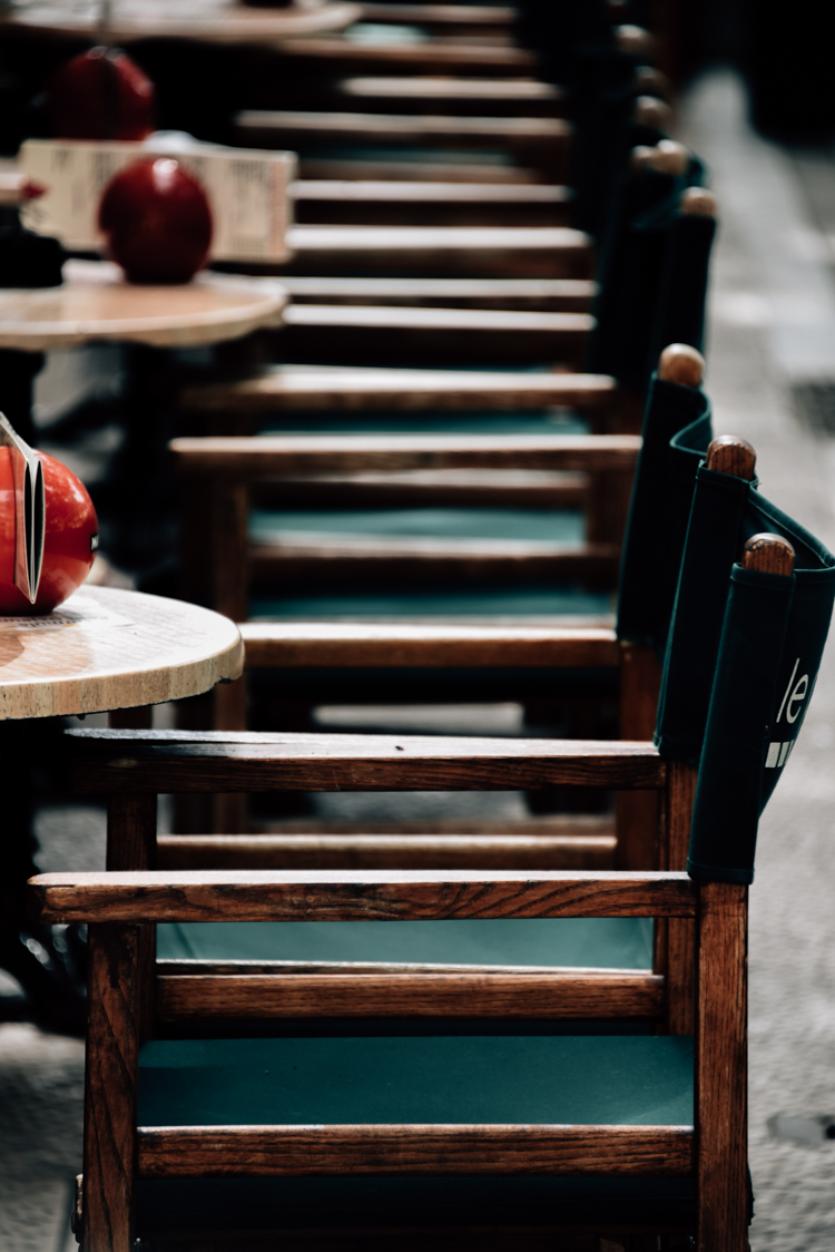 Ich erkläre euch wieso ihr UNBEDINGT MONTPELLIER besuchen müsst und warum ich mein SCHULTERFREIES KLEID so gerne mag. Schaut euch dazu meinen POST AN | Hermine on walk | Fashion | Photography