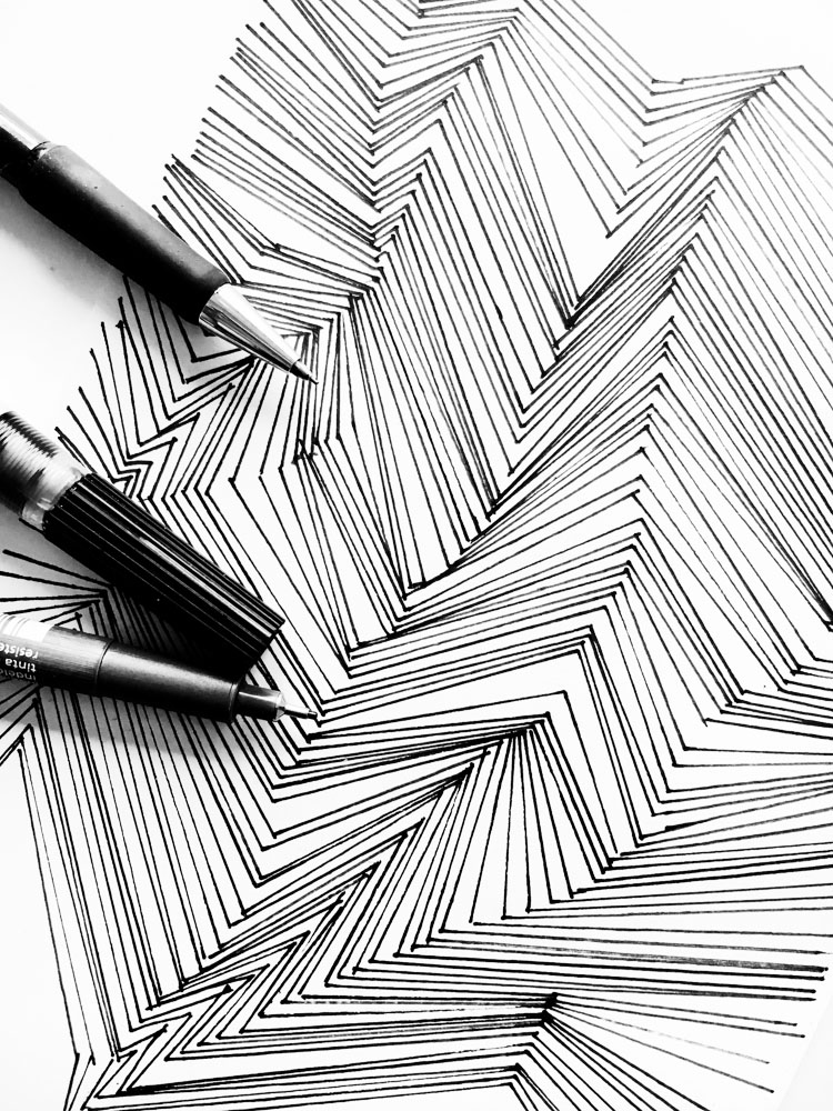 Ich zeige euch, wie ich an neue Ideen für Zeichnungen und Modedesigns komme. Mir helfen Strukturen, die ich dann verändere, am meisten. Erfahrt wie genau! | Hermine on walk | structures | pattern | monochromatic structure