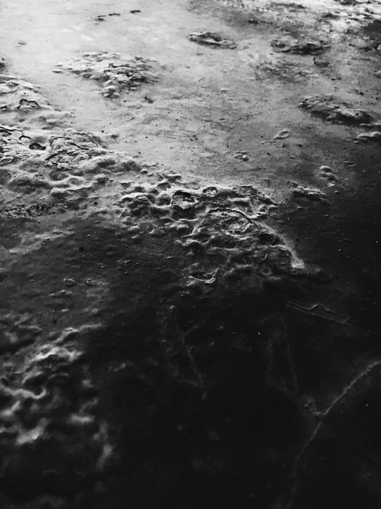 Ich zeige euch, wie ich an neue Ideen für Zeichnungen und Modedesigns komme. Mir helfen Strukturen, die ich dann verändere, am meisten. Erfahrt wie genau! | Hermine on walk | structures | pattern | monochromatic structure