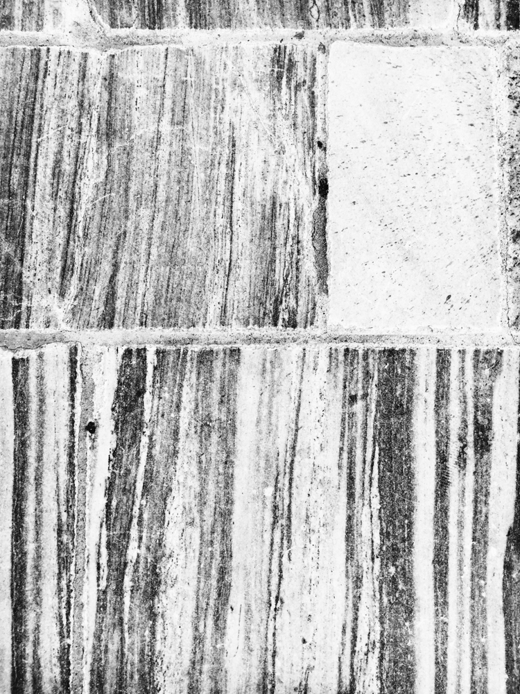 Ich zeige euch, wie ich an neue Ideen für Zeichnungen und Modedesigns komme. Mir helfen Strukturen, die ich dann verändere, am meisten. Erfahrt wie genau! | Hermine on walk | structures | pattern | monochromatic structure
